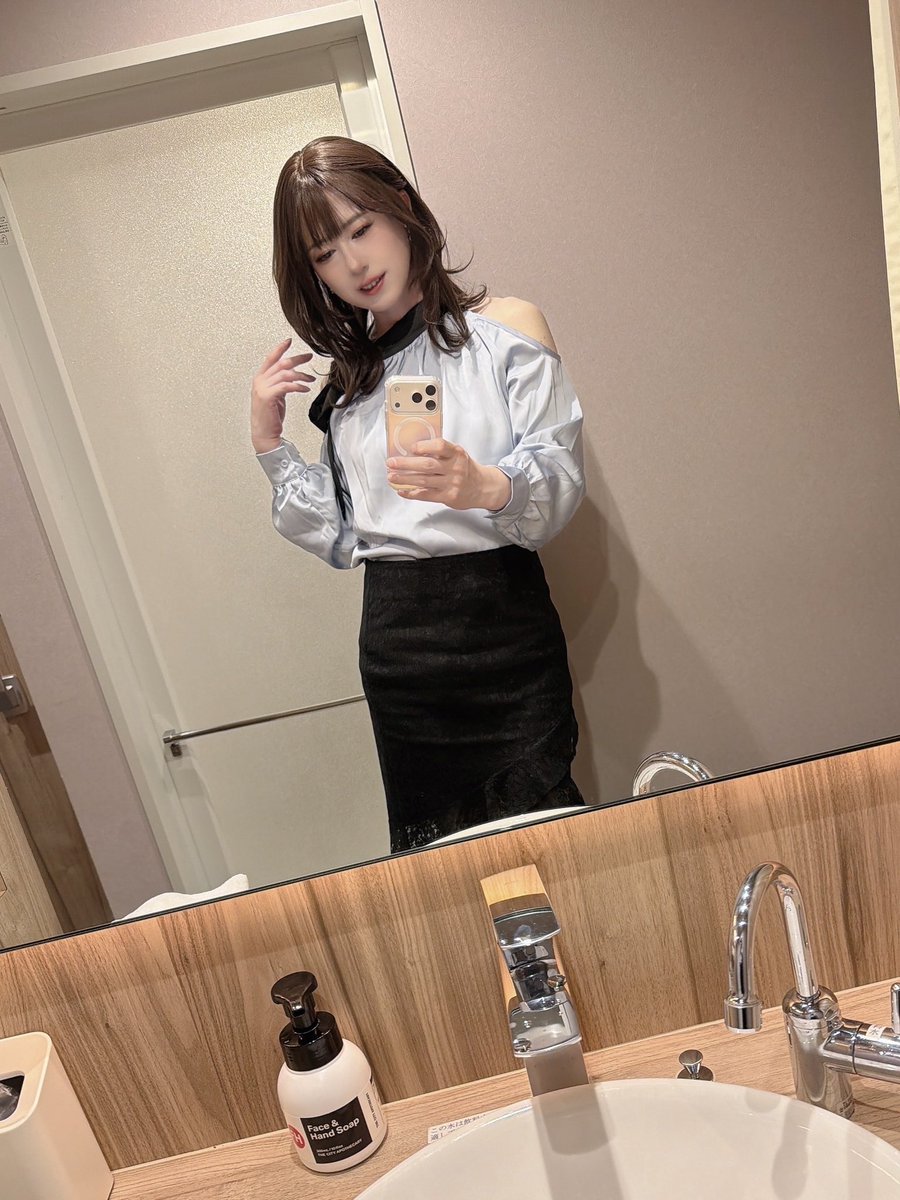 ill_nakagawa's tweet photo. 「トイレどこっすか？」って聞くと必ず男子トイレを案内される女装バレ度100%おじさん。 https://t.co/l34um3jWph
