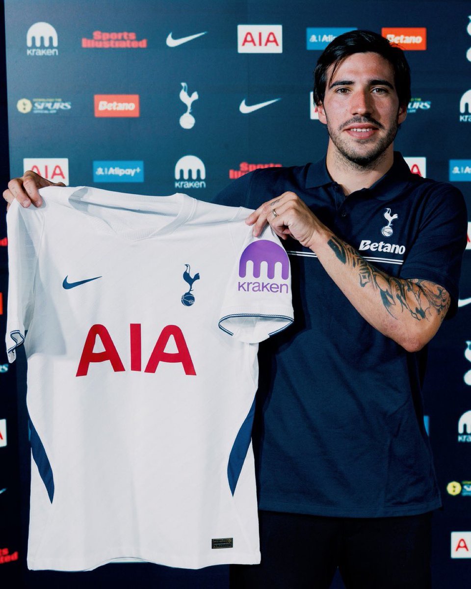 ActuFoot_'s tweet photo. Sandro Tonali 🇮🇹 pose avec ses nouvelles couleurs. 👕🤍

📸 @SpursOfficial https://t.co/v1iGuZBvHx