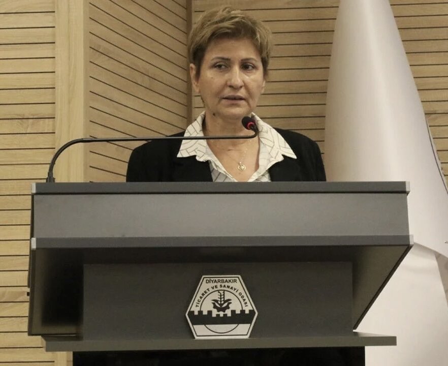 bayrambozyel's tweet photo. Mücadele Arkadaşımız Nevin İl’i Kaybettik 

Bir süredir yakalandığı hastalıktan dolayı İstanbul’da tedavi görmekte olan yoldaşımız ve mücadele arkadaşımız Nevin İl bugün yaşamını yitirdi.

Çok üzgünüz.

Nevin İl çocukluğundan itibaren PSK’nin saflarında yer aldı. Partimizin gençlik, kadın ve basın alanında aktif olarak çalıştı. Yaşamının en verimli yıllarını Kürt halkının özgürlük mücadelesine adadı. O ve ailesi, bir bütün olarak özgürlük davası için büyük bedeller ödedi. 

Nevin İl son yıllarda ticari faaliyetlere ağırlık verdi. İki dönemdir Diyarbakır Ticaret Odası Meclis Başkanlığını yapıyordu.

Onun erken ölümü hepimizi derinden üzdü.

Ailesinin, mücadele arkadaşlarının ve Kürt halkının başı sağolsun.

Onun anısı mücadelemizde yaşayacak.