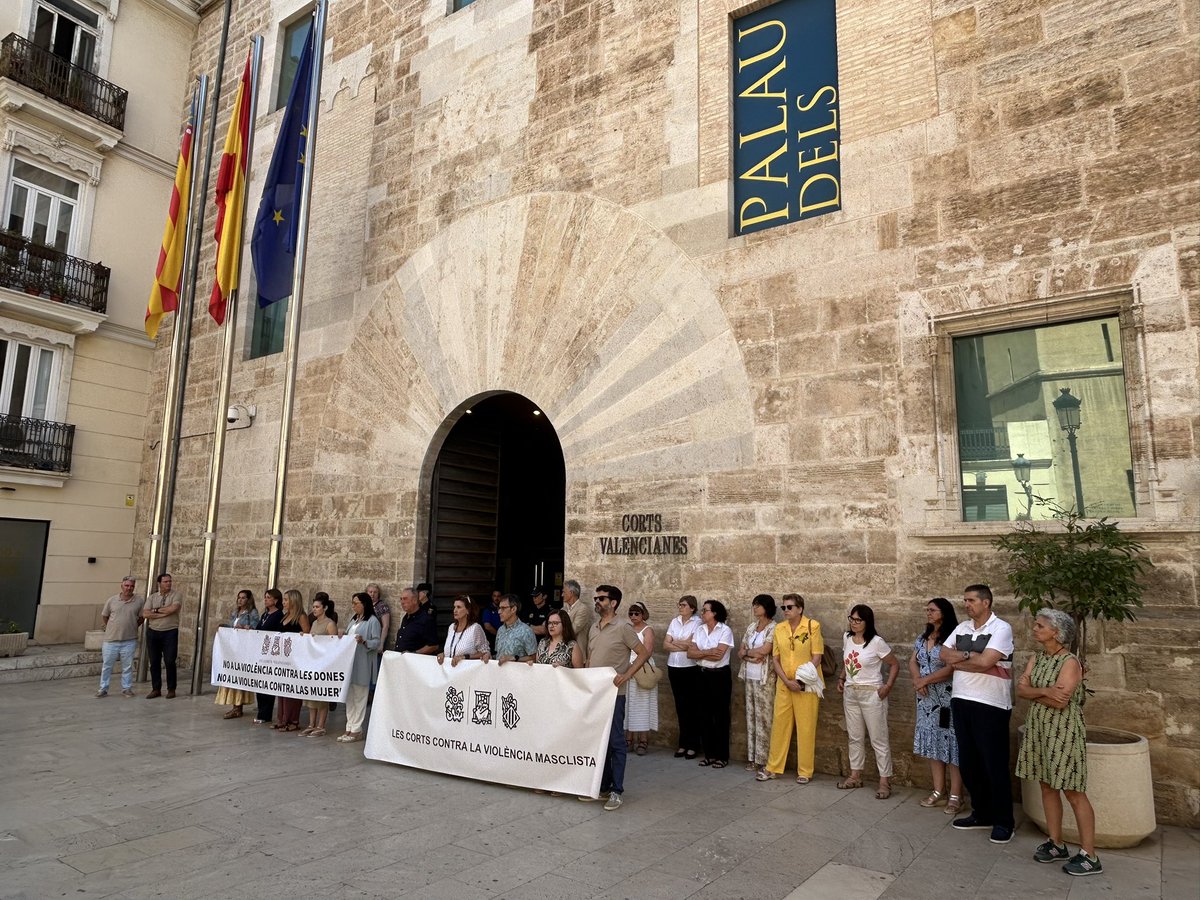 cortsval's tweet photo. ⚫️⚫️⚫️ S'han guardat tres minuts de silenci a les portes de les Corts Valencianes condemnant l'assassinat de Lourdes i Lucía a la Cañada del Fenollar, Alacant https://t.co/ttmaafj7LR