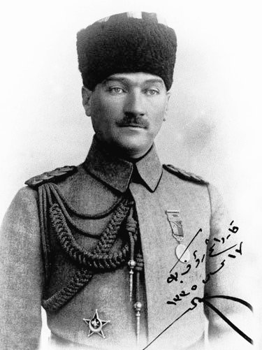 TurkunInkilabi's tweet photo. "Ben, bu kadar yıllık yüksek öğrenim gördükten, sosyal ve uygar hayatı inceledikten sonra neden halk seviyesine ineyim? Onları kendi seviyeme çıkarırım.

Ben onlar gibi değil, onlar benim gibi olsunlar; şu da var ki bu konuda incelemeye değer bâzı noktalar var; bunları iyice kararlaştırmadan işe başlarsak hata olur."

6 Temmuz 1918