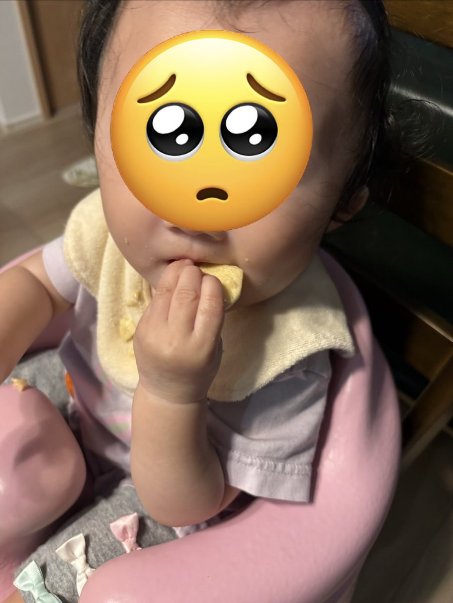 Gelo_chap's tweet photo. 生後6ヶ月で赤ちゃんおせんべい渡したら普通に1人で2枚食べたw https://t.co/6NZNOSVPf2