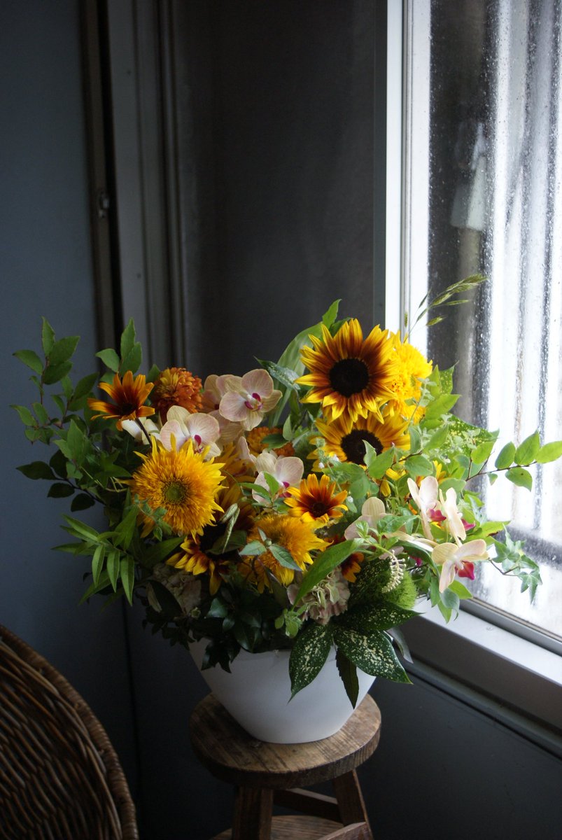azito_yome's tweet photo. 旦那様から奥様へ
ひまわりを入れたアレンジメント🌻

N様この度もありがとうございました
おめでとうございます🎉
・
・
・
7月Lab(レッスン)の参加申込受付中です
土台からつくる枝ワークです
詳細はHPかnoteからご確認いただけます
#西宮花屋アジト https://t.co/EEajcjkhEi