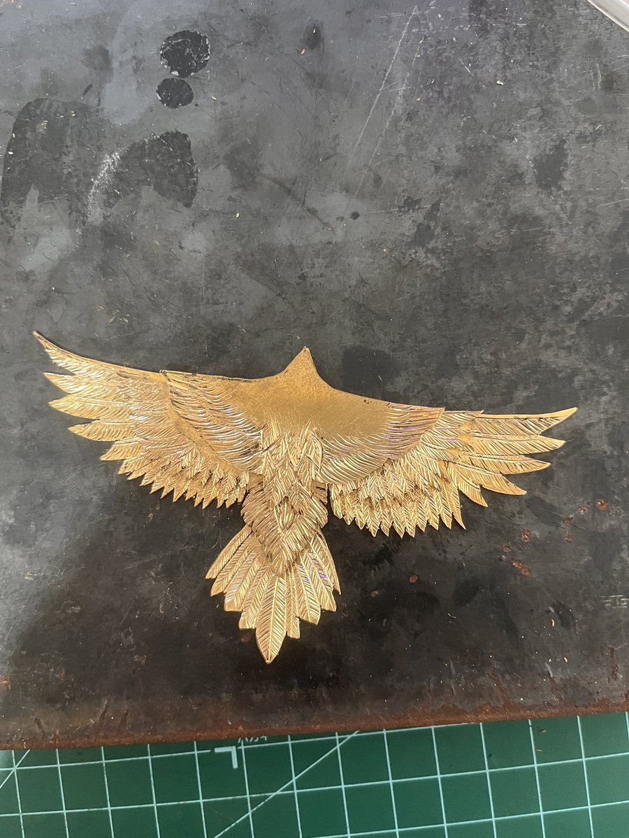 captainsmirai's tweet photo. 昨日はここまでやりました🕊️✨
次は頭の部分作るんだけど、難しそうだよ。
彫金って正解がないからそれぞれの作り方でやってるから色々参考にしつつやってみます。これだっていうの見つかれば良いな。

#彫金 #インディアンジュエリー https://t.co/V3quPtnFCF