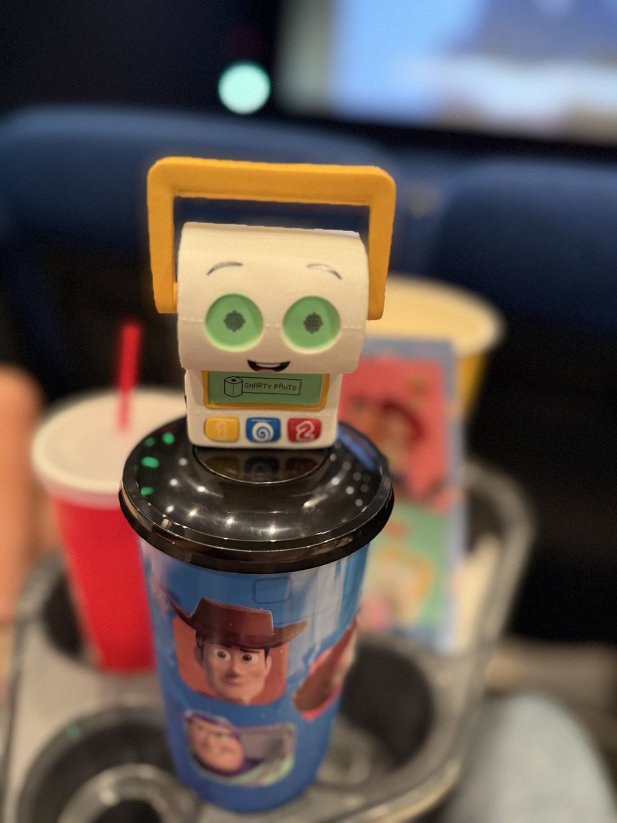 yyyoooko's tweet photo. ドリンクのランダムトイは
ウッディかジェシーが
欲しかったのに👉👈🥺って思ってたけど
映画見終わったら
スマーティパンツ大好きになった🫶
「サングラスピザ🍕🕶」が
気になりすぎる！グッズ欲しい！！ https://t.co/PJi8i6myOa