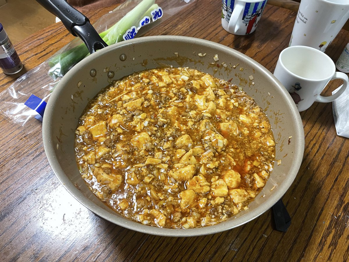 Wind_of_UNICORN's tweet photo. 料理ど素人のワタクシが人生2度目の麻婆豆腐を自作しました
初回もまあまあの出来で家族の反応は良かったけど
今日のは前回より美味しくできたかも
一枚目が前回 2枚目が今日のです https://t.co/OiqwjVDKpS