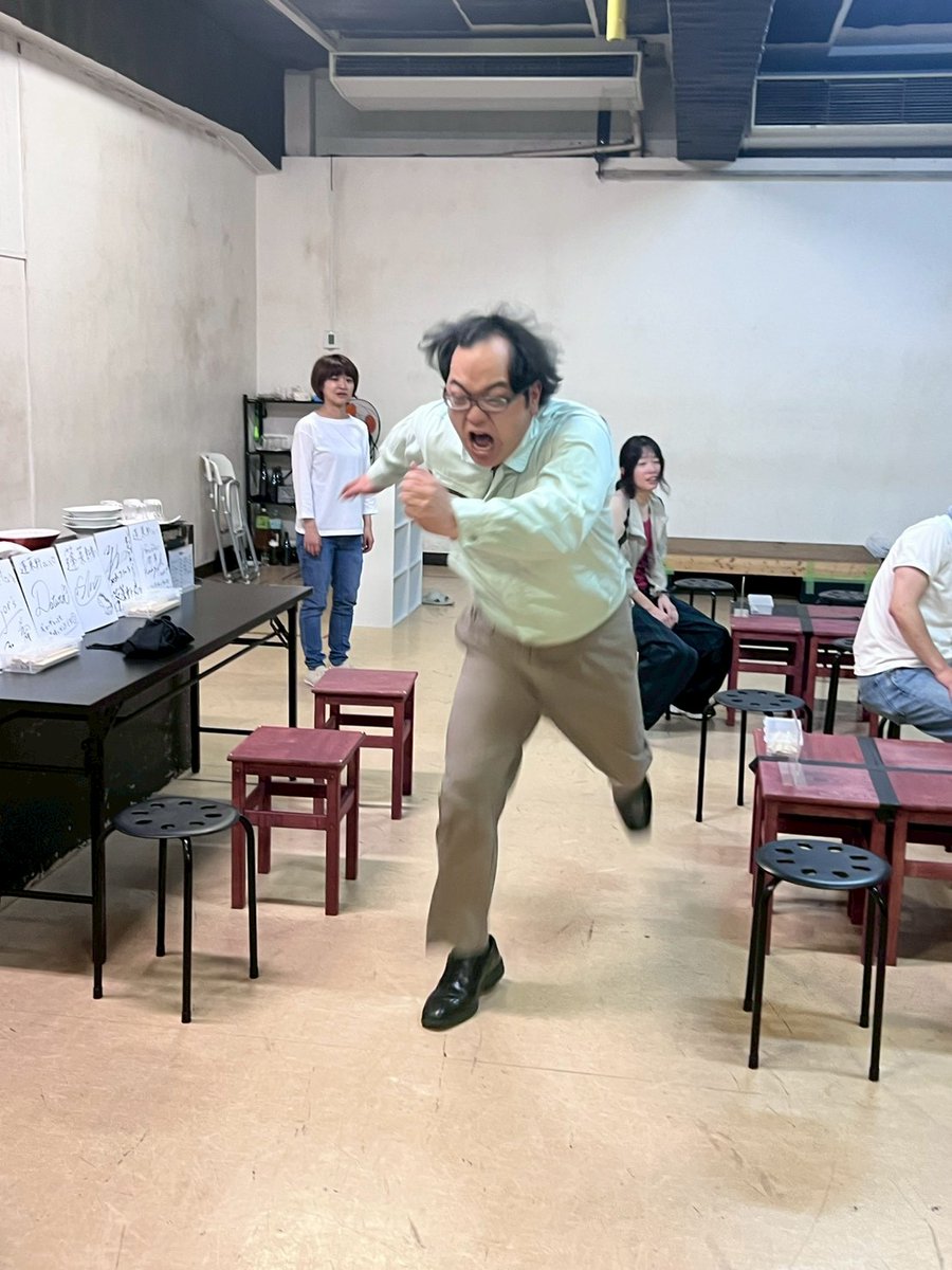 inamura_kosuke's tweet photo. #ストすと
昨日、計6公演全ての公演が無事終了致しました。最初は初対面の方ばかりでどうなるか不安でしたが今作の登場人物に負けない位の良い奴等でした。この1ヶ月陽の気に当てられ続けて浄化されてしまいそうでした。
それ位楽しかった。
またどこかで必ず。
劇中の本棚と劇場の座席を出してる
所。 https://t.co/R09Mh0i9Xw