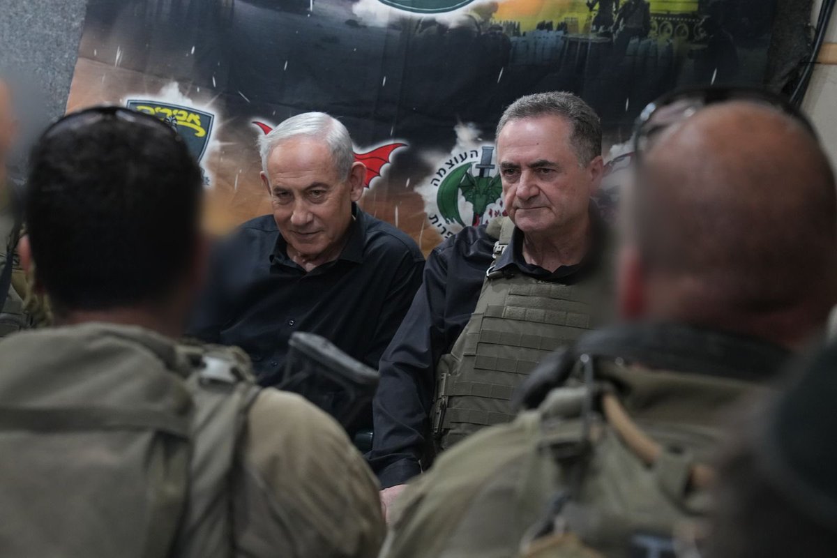 Doron_Kadosh's tweet photo. מג״ד המילואים 8112, סא״ל במיל׳ אור פז עברי, שאירח בלבנון בשבוע שעבר את ראש הממשלה ושר הביטחון, גילה כעת ביומן הצהריים בראיון איתי מה קרה בשיחות הסגורות בביקור ומשמיע ביקורת חריפה על המשך שחיקת אנשי המילואים: 
״אמרנו להם שיש בעיה - אנחנו לא בנויים לעשות כל שנה 100 יום, זה לא החוג שאליו נרשמנו. להיות כל שנה 100 יום מחוץ לבית זה לא רק אירוע מורכב - זה חורג מהמורכב והמאתגר, והופך להיות אירוע בלתי אפשרי. אנשים נקלעים למצוקה״. 

שאלתי את מג״ד המילואים מה השיבו לו ראש הממשלה ושר הביטחון - ״התשובות שנתנו - שהמצוקה נשמעת ומובנת, שפתרונות בדרך, שהצבא יגדל ומערך המילואים יגדל. אבל בפועל, פגשתי את האנשים האלה גם בתחילת המלחמה לפני שנתיים. גם אז שמענו שיש פתרונות בדרך, אבל הפתרונות מתמהמהים - אותי כמפקד גדוד זה לא משביע את רצוני״.