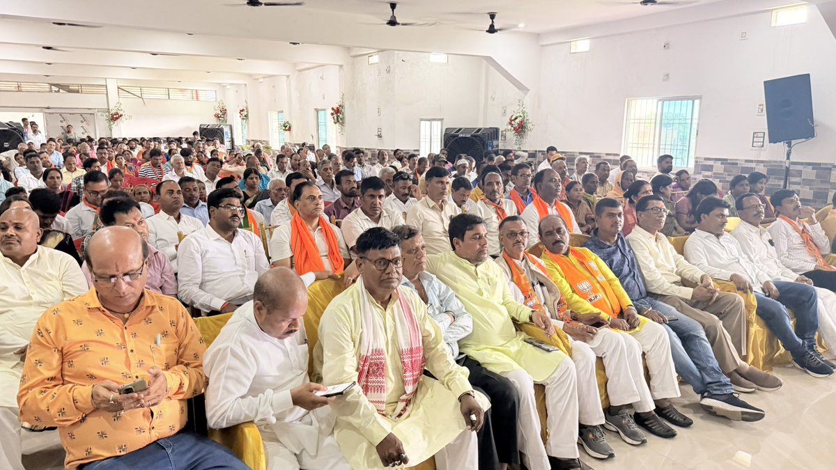 AdityaPdSahu's tweet photo. आज कोडरमा के जयनगर रोड, डोमचांच स्थित बैजनाथ प्रसाद स्नेही कॉलेज ऑफ एजुकेशन में भारत के महान राष्ट्रचिंतक, प्रखर शिक्षाविद एवं भारतीय जनसंघ के संस्थापक डॉ. श्यामा प्रसाद मुखर्जी जी की 125वीं जयंती के उपलक्ष्य में आयोजित स्मरण पर्व एवं कार्यकर्ता सम्मेलन में सहभागिता का सौभाग्य प्राप्त हुआ।

इस अवसर पर आदरणीय प्रधानमंत्री श्री @narendramodi जी के आह्वान पर चलाए जा रहे “एक पेड़ माँ के नाम” अभियान के अंतर्गत पौधारोपण किया तथा पर्यावरण संरक्षण का संदेश देते हुए विद्यालय के छात्र-छात्राओं एवं सेवा दे रहे सेवार्थियों के बीच पौधों का वितरण किया। प्रकृति का संरक्षण हम सभी का नैतिक दायित्व है और यह अभियान आने वाली पीढ़ियों के लिए एक हरित एवं समृद्ध भविष्य के निर्माण की दिशा में महत्वपूर्ण कदम है।

इस गरिमामयी अवसर पर माननीय विधायक श्रीमती नीरा यादव जी, भाजपा जिला अध्यक्ष श्री अनूप जोशी जी, संगठन जिला प्रभारी श्री प्रवीण मेहता जी सहित भारतीय जनता पार्टी के वरिष्ठ पदाधिकारी एवं समर्पित कार्यकर्तागणों की स्नेहिल एवं प्रेरणादायी उपस्थिति रही।

डॉ. श्यामा प्रसाद मुखर्जी जी के राष्ट्रवाद, एकात्मता और समर्पण के आदर्श हम सभी के लिए सदैव प्रेरणास्रोत रहेंगे।

@blsanthosh