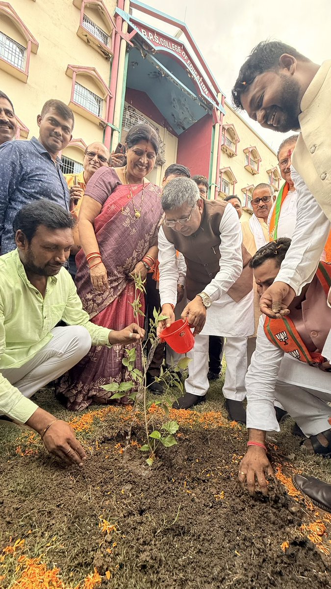 AdityaPdSahu's tweet photo. आज कोडरमा के जयनगर रोड, डोमचांच स्थित बैजनाथ प्रसाद स्नेही कॉलेज ऑफ एजुकेशन में भारत के महान राष्ट्रचिंतक, प्रखर शिक्षाविद एवं भारतीय जनसंघ के संस्थापक डॉ. श्यामा प्रसाद मुखर्जी जी की 125वीं जयंती के उपलक्ष्य में आयोजित स्मरण पर्व एवं कार्यकर्ता सम्मेलन में सहभागिता का सौभाग्य प्राप्त हुआ।

इस अवसर पर आदरणीय प्रधानमंत्री श्री @narendramodi जी के आह्वान पर चलाए जा रहे “एक पेड़ माँ के नाम” अभियान के अंतर्गत पौधारोपण किया तथा पर्यावरण संरक्षण का संदेश देते हुए विद्यालय के छात्र-छात्राओं एवं सेवा दे रहे सेवार्थियों के बीच पौधों का वितरण किया। प्रकृति का संरक्षण हम सभी का नैतिक दायित्व है और यह अभियान आने वाली पीढ़ियों के लिए एक हरित एवं समृद्ध भविष्य के निर्माण की दिशा में महत्वपूर्ण कदम है।

इस गरिमामयी अवसर पर माननीय विधायक श्रीमती नीरा यादव जी, भाजपा जिला अध्यक्ष श्री अनूप जोशी जी, संगठन जिला प्रभारी श्री प्रवीण मेहता जी सहित भारतीय जनता पार्टी के वरिष्ठ पदाधिकारी एवं समर्पित कार्यकर्तागणों की स्नेहिल एवं प्रेरणादायी उपस्थिति रही।

डॉ. श्यामा प्रसाद मुखर्जी जी के राष्ट्रवाद, एकात्मता और समर्पण के आदर्श हम सभी के लिए सदैव प्रेरणास्रोत रहेंगे।

@blsanthosh