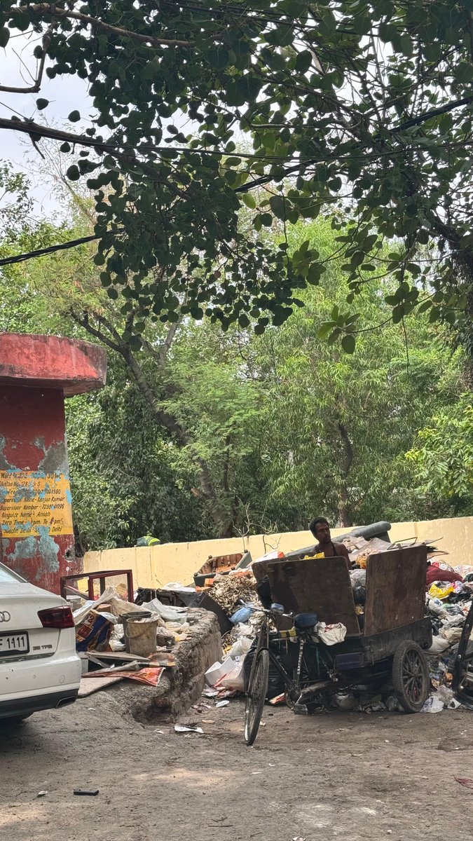Manisha97panda's tweet photo. Apparently, if something has existed for years, it no longer needs to meet public health standards.East of Kailash may be a posh locality, but the reality creeps in from the open garbage dump behind the PHO @MCD_Delhi @LtGovDelhi @CMODelhi @shikharoyBJP #SwachhBharat #CleanDL https://t.co/sCEgo1egRB