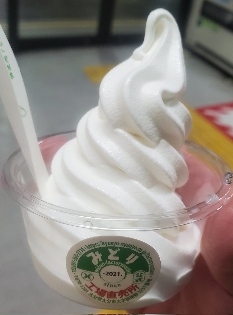 yuumacro's tweet photo. 昨日のうちに大好きフルフルの明太子フランス買って、昼ごはん食べずにライブ終わりに牧のうどん、今日は帰る前に博多バスターミナルにみどり牛乳のスタンド、お土産にイカす!めんたい寿司ゲットして、今回も博多で飯テロ https://t.co/IDgy9Tjzmm