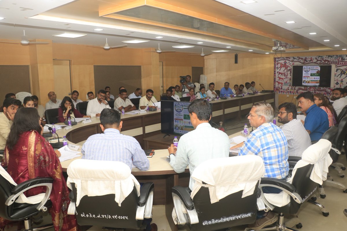 collectorcu's tweet photo. 📍 કલેક્ટર ગાર્ગી જૈનના અધ્યક્ષસ્થાને “જન સંવાદથી જન વિકાસ” અભિયાન માટે સમીક્ષા બેઠક યોજી. 7–11 જુલાઈ દરમિયાન 354 ગ્રામ પંચાયતોમાં યોજાનારા કાર્યક્રમ માટે તૈયારીઓ, જવાબદારીઓ અને ગુણવત્તાયુક્ત અમલવારી પર માર્ગદર્શન આપવામાં આવ્યું.

@CMOGuj @InfoGujarat

#Chhotaudepur #CitizenFirst https://t.co/1PA07lvEKG