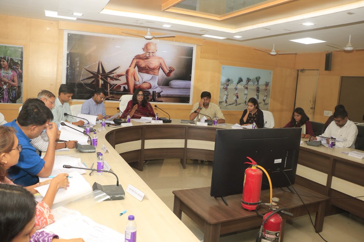 collectorcu's tweet photo. 📍 કલેક્ટર ગાર્ગી જૈનના અધ્યક્ષસ્થાને “જન સંવાદથી જન વિકાસ” અભિયાન માટે સમીક્ષા બેઠક યોજી. 7–11 જુલાઈ દરમિયાન 354 ગ્રામ પંચાયતોમાં યોજાનારા કાર્યક્રમ માટે તૈયારીઓ, જવાબદારીઓ અને ગુણવત્તાયુક્ત અમલવારી પર માર્ગદર્શન આપવામાં આવ્યું.

@CMOGuj @InfoGujarat

#Chhotaudepur #CitizenFirst https://t.co/1PA07lvEKG