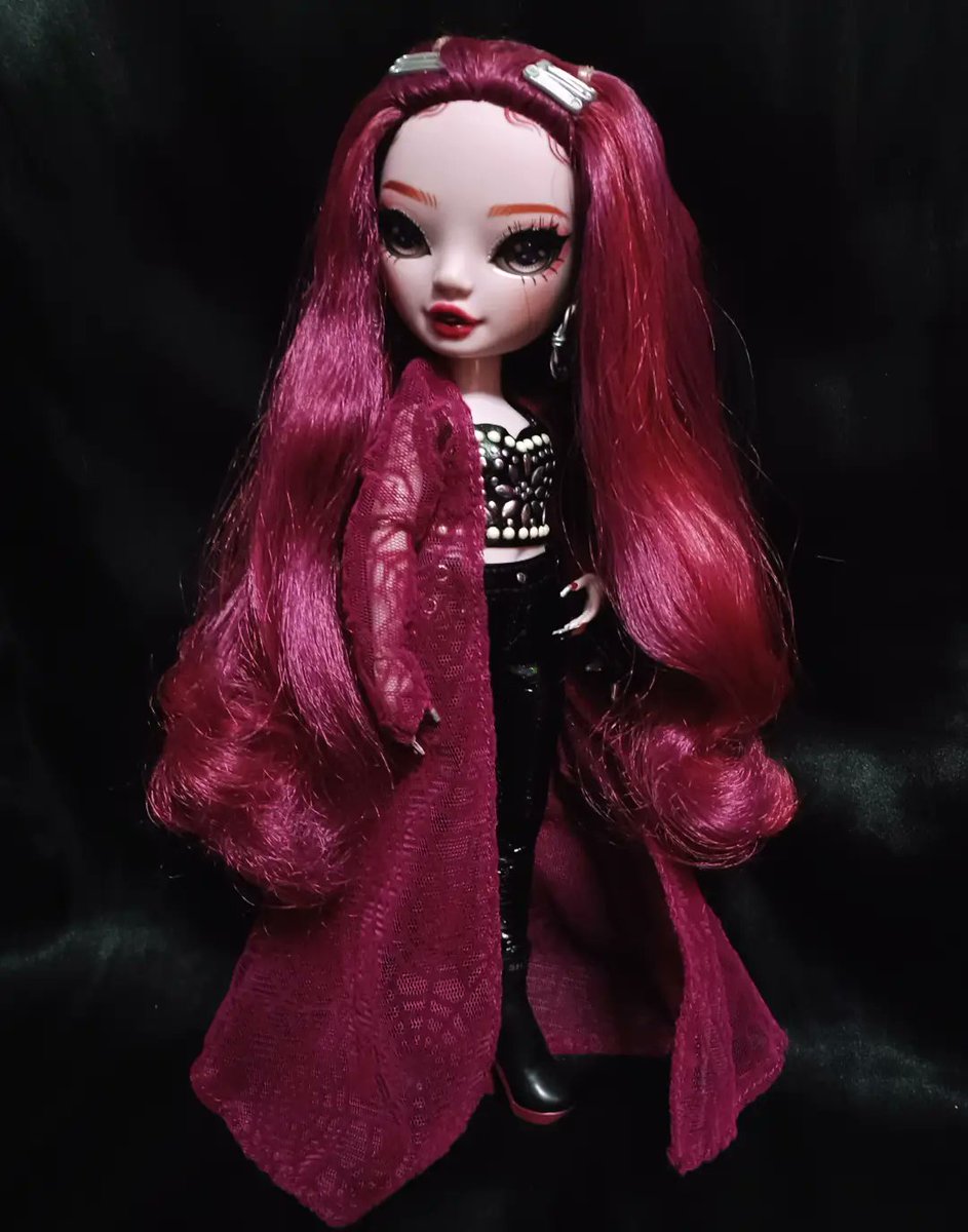 VeronicaStorm98's tweet photo. I think that we all knew who looks best in this jacket...❤️🖤🌹
#rainbowhigh #shadowhigh #mga #dolls #scarletrose #shadowhighdoll #shadowhighdolls #restyle #dollrestyle #redandblack #dollphotography  @RainbowHigh https://t.co/HgG8se1iZY