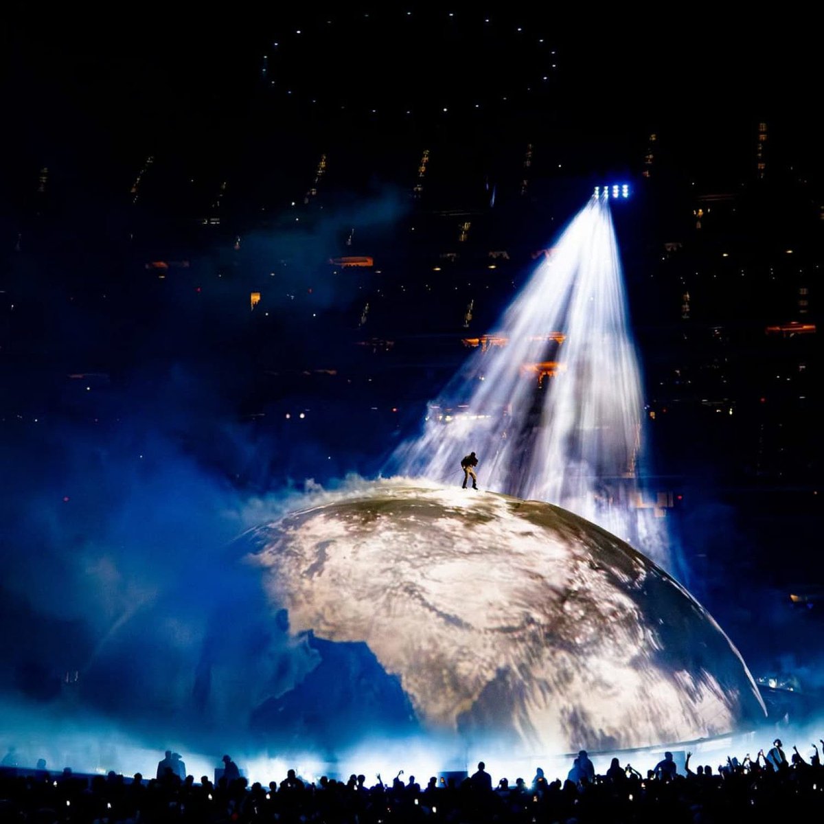 populicc's tweet photo. Lvbel C5, Kanye West'in İstanbul'daki konserinin seyirci rekoru kırması hakkında:

"Türkiye'de o rekoru kıracak birisi varsa, onu da ben yaparım." https://t.co/iLONnSzsl0