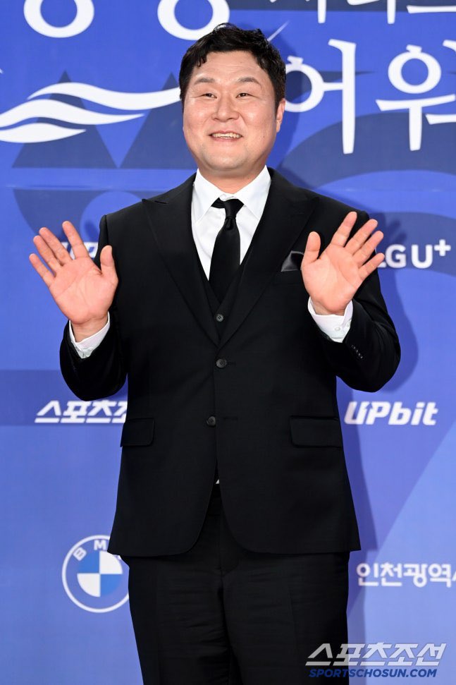 infodrakor_id's tweet photo. Di balik yappingnya yang nggak ada habisnya, Yoon Kyungho ahjussi ternyata menyimpan kisah yang begitu mengharukan 🥹

Pas masih kecil, setiap pulang menonton film dan bahkan belum sempat melepas sepatunya, Yoon Kyungho selalu bersemangat menceritakan alur cerita film yang baru dia tonton ke ibunya. Ibunya selalu mendengarkan sambil tertawa dan menikmati cerita putranya.

Namun, pas mulai remaja, hubungan mereka mulai renggang dan mulai jarang ngobrol. Di masa itu, ibunya ternyata mengalami depresi berat hingga akhirnya mengakhiri hidupnya sendiri.

Setelah kejadian itu, neneknya berpesan agar penyebab kematian ibunya disebut sebagai kecelakaan jika ada yang bertanya. Yoon Kyungho ahjussi pun  mengaku baru bisa menceritakan kebenaran itu untuk pertama kalinya di acara tersebut.