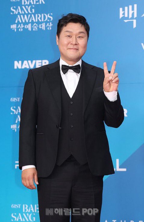 infodrakor_id's tweet photo. Di balik yappingnya yang nggak ada habisnya, Yoon Kyungho ahjussi ternyata menyimpan kisah yang begitu mengharukan 🥹

Pas masih kecil, setiap pulang menonton film dan bahkan belum sempat melepas sepatunya, Yoon Kyungho selalu bersemangat menceritakan alur cerita film yang baru dia tonton ke ibunya. Ibunya selalu mendengarkan sambil tertawa dan menikmati cerita putranya.

Namun, pas mulai remaja, hubungan mereka mulai renggang dan mulai jarang ngobrol. Di masa itu, ibunya ternyata mengalami depresi berat hingga akhirnya mengakhiri hidupnya sendiri.

Setelah kejadian itu, neneknya berpesan agar penyebab kematian ibunya disebut sebagai kecelakaan jika ada yang bertanya. Yoon Kyungho ahjussi pun  mengaku baru bisa menceritakan kebenaran itu untuk pertama kalinya di acara tersebut.