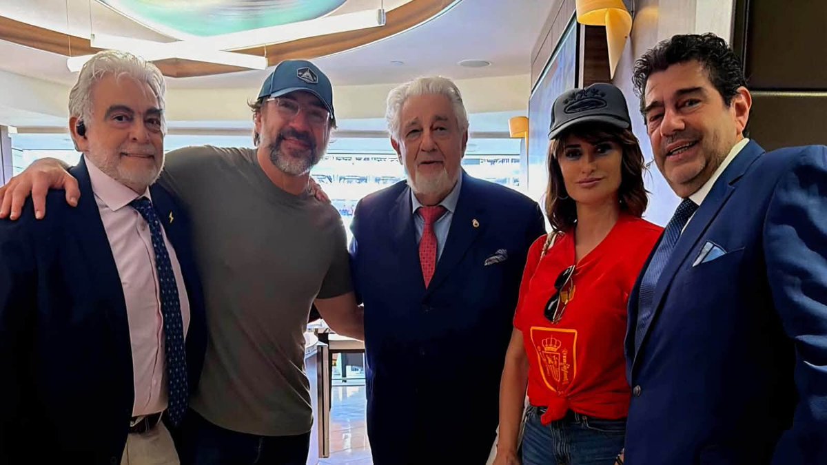 Virginia1Gina's tweet photo. @KWaldersee @PlacidoDomingo @PlacidoDomingo : "Nothing compares to enjoying the amazing victory of our Selección Española de Fútbol in the great company of the family. David Villa Sánchez an immense pleasure to meet the illustrious ambassador of Austria, Mrs. Petra Schneebauer and two great Spanish actors." https://t.co/6ruhzX2NxS
