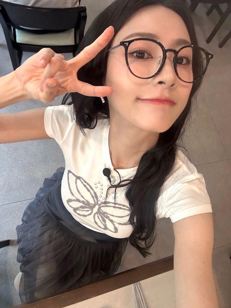 Apink_2011's tweet photo. 2026.07.06
<K-쇼핑메이트>

🤓🤍

#에이핑크 #Apink
#오하영 #하영 #HaYoung https://t.co/3x1HHkeduf