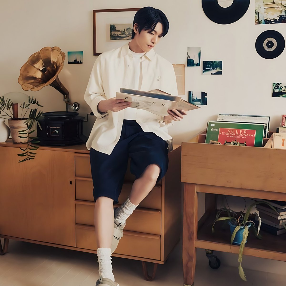 wisojun's tweet photo. drop your favorite photoshoot photo of your favorite actor/actress!

here's mine: #whajun 😻🦖 https://t.co/LRsVeieKRk