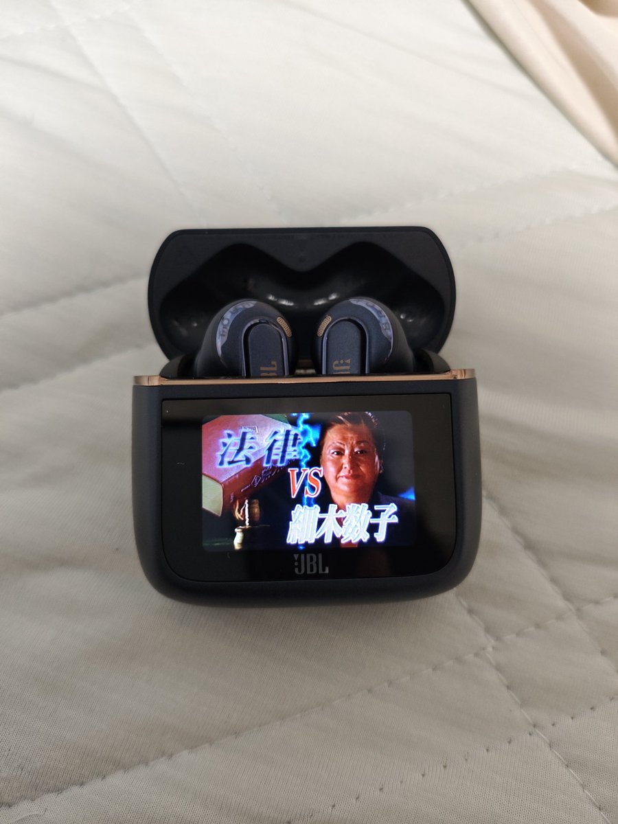 OTINTIN8585mad's tweet photo. 電車でイヤホンをパクられたので新しいのを買ったのだが、ケースに液晶が付いているのでこういう事ができる https://t.co/hBn2uyw9tD