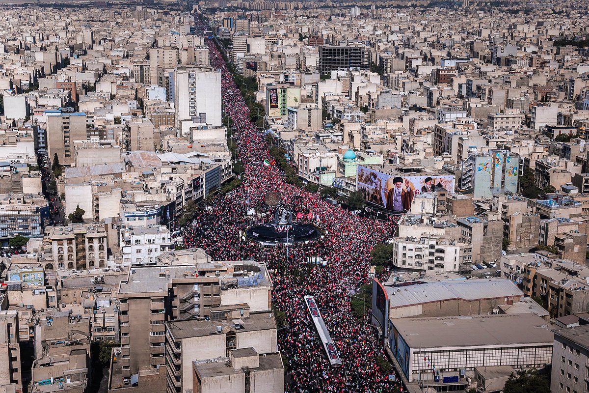 site_khamenei's tweet photo. 📸 | تشييع الجثامين الطاهرة للإمام الشهيد الخامنئي وأفراد عائلته في طهران. 06/07/2026 

✊️ #قوموا_لله #تشييع_إمام_المستضعفين https://t.co/7swfdGRzW4