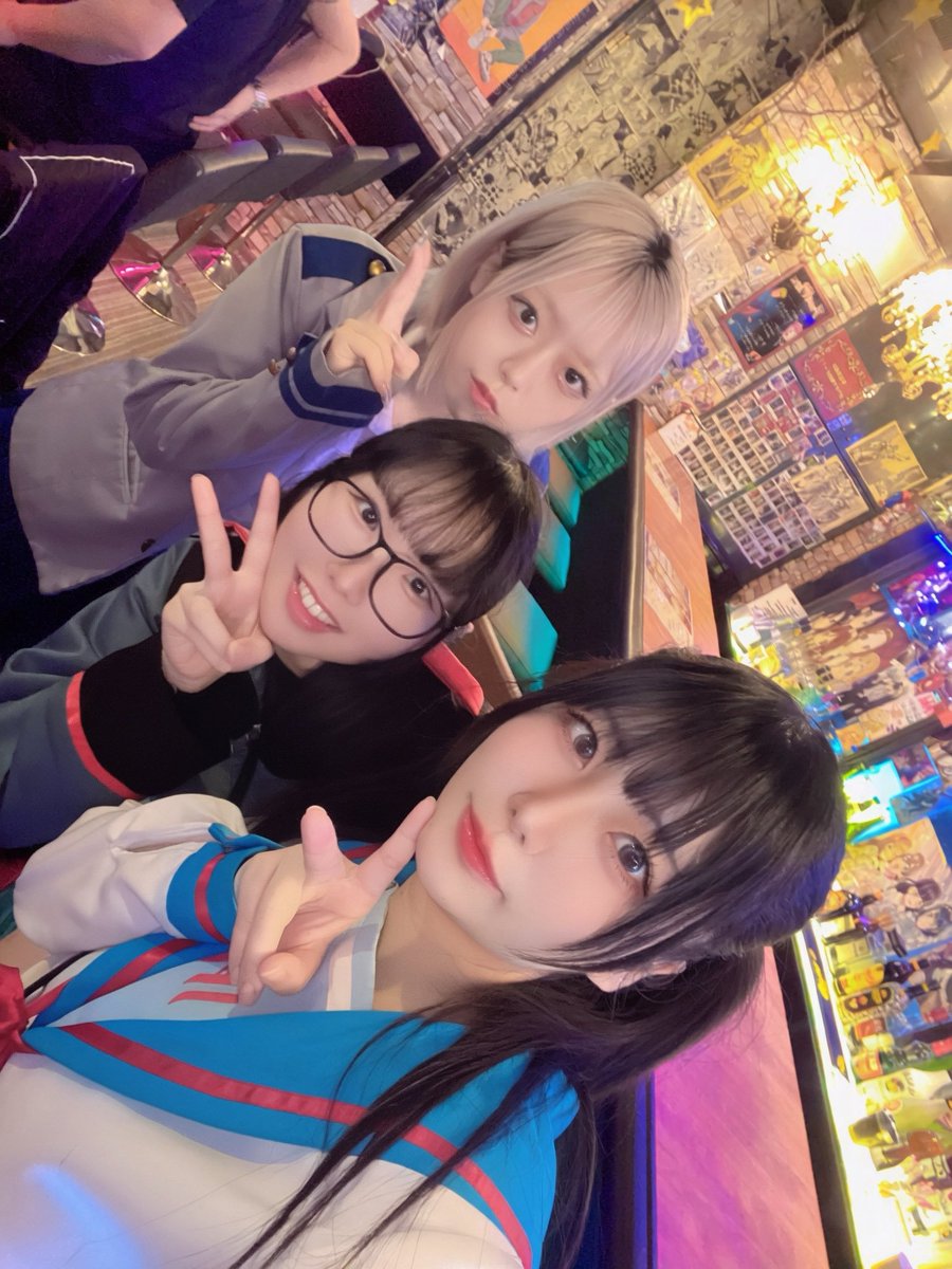 arcana_clan's tweet photo. こんばんわ！！もねです🌺🌊🌴
アルカナクラン今日も元気にOPENしました😼
りくさん、みるくさん、なのさん
21時からさくらさんも来ますよーーー👀✨

みんなでお待ちしているので是非立ち寄ってください🤩

ちらっと仲本さんも添えて……😌🫶🫶
#高円寺　#アニメバー　#アニソンバー　#コスプレ　#コンカフェ　#カラオケ歌い放題　#飲み放題