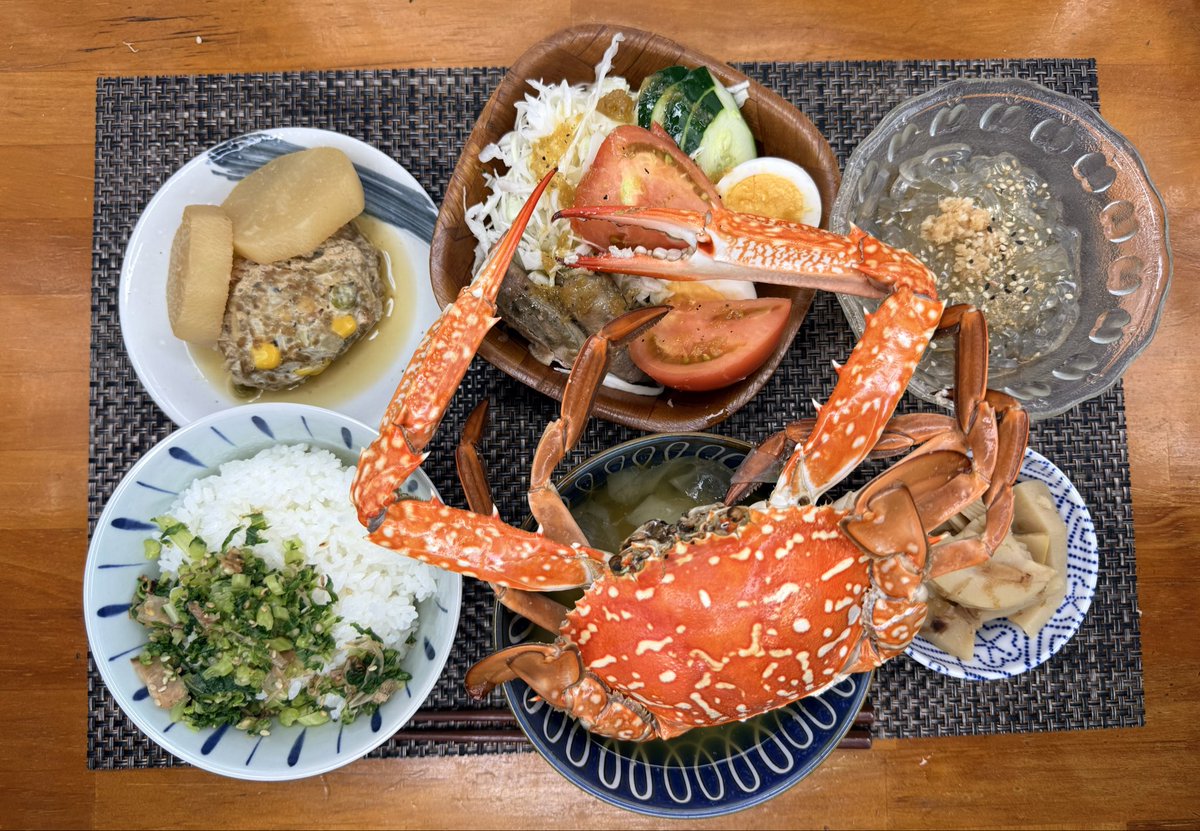 mouse001knz's tweet photo. 今日も1日お疲れ様でした。夕食。

ワタリガニはバイ貝のカゴに入ったもの。
親父釣果🎣 https://t.co/jkrjTxVYnt