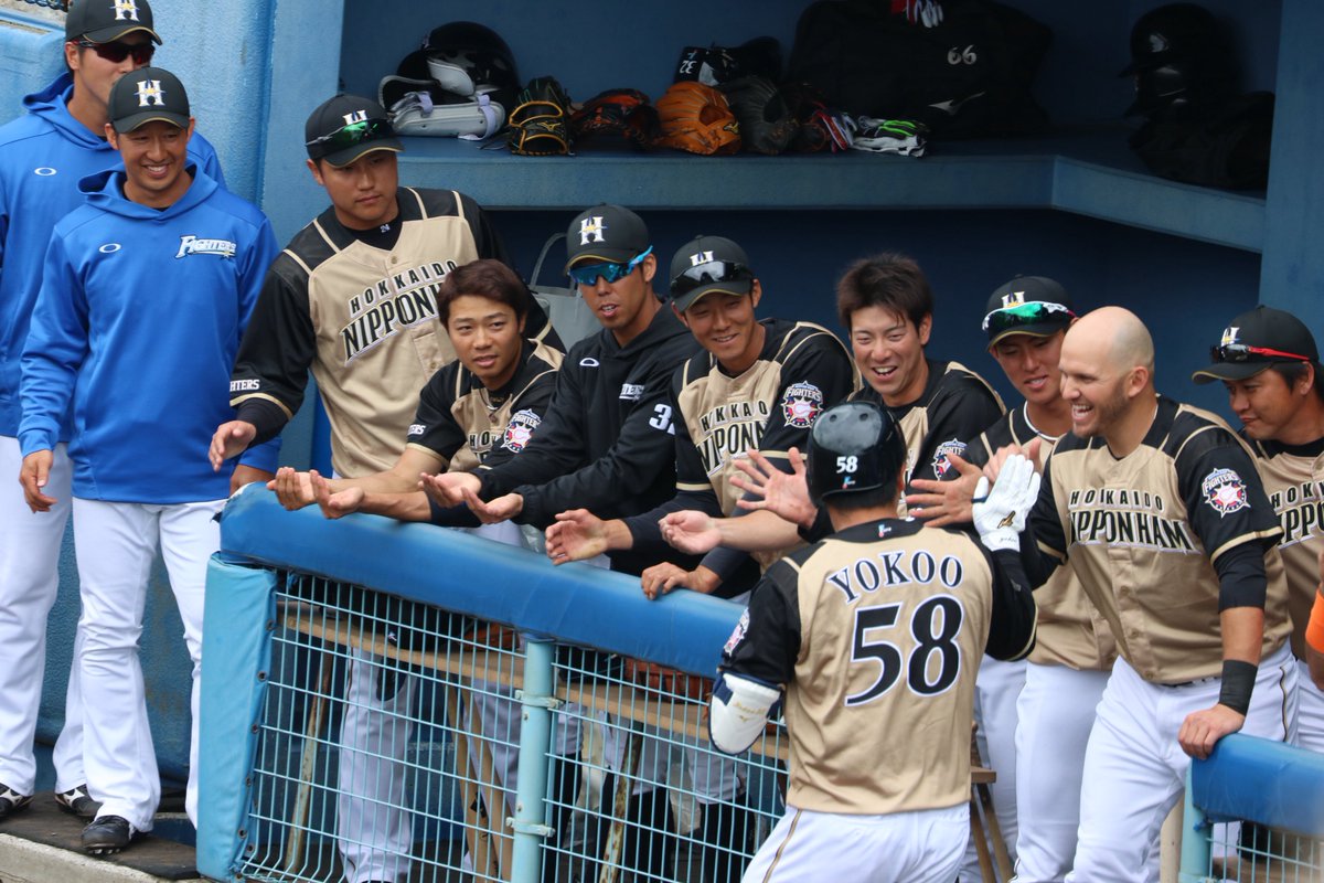 ei_nevernever's tweet photo. #あの頃のファイターズ
写真ガッサガサなのとかもあるけど。

とにかくベンチ前みるのが楽しかった https://t.co/Zm7qb6vEIi