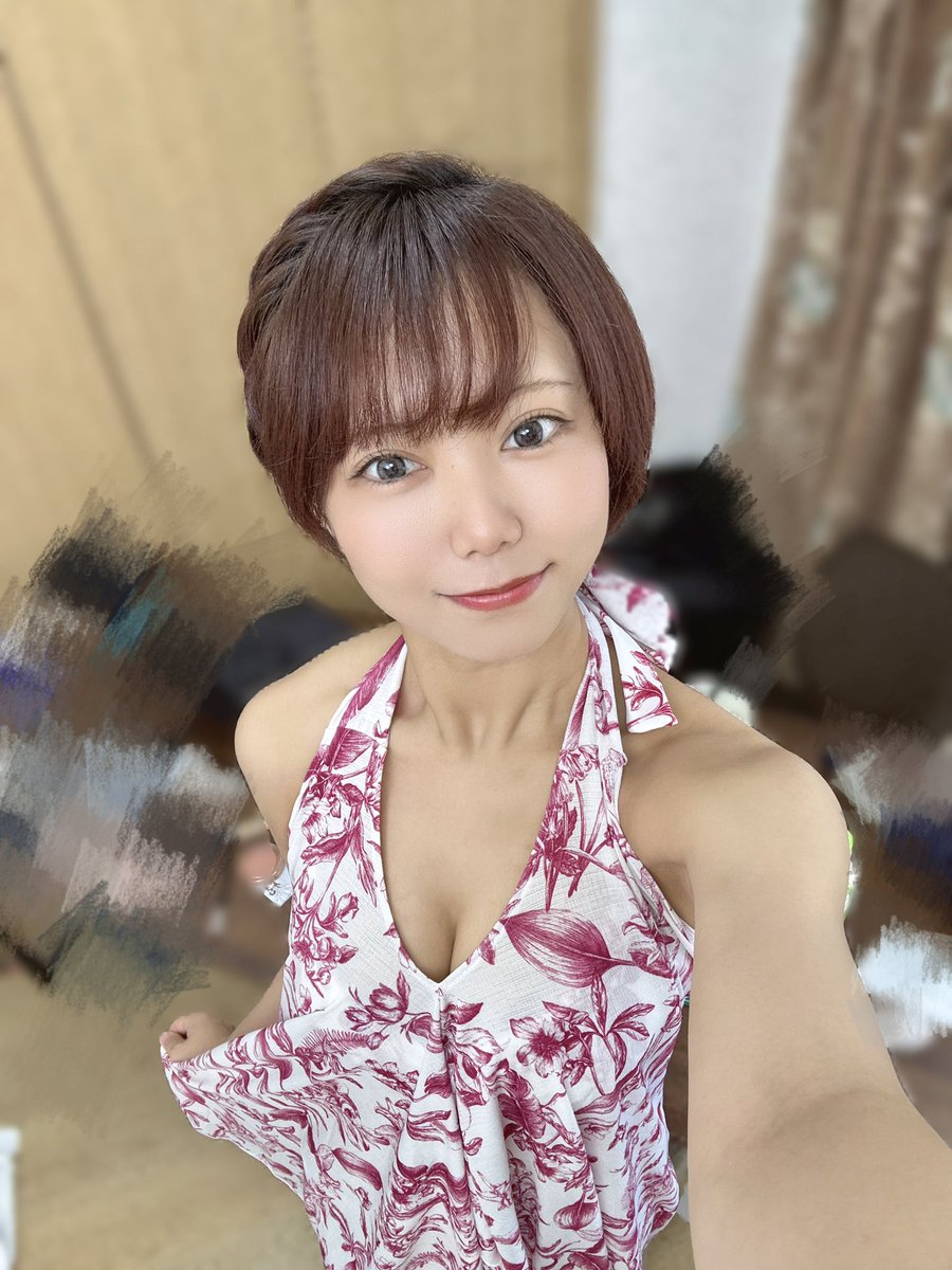 noidol_teya's tweet photo. この水着いくらに見える？(それよりも事務所の机きたなすぎる) https://t.co/Uyly7xGhzi