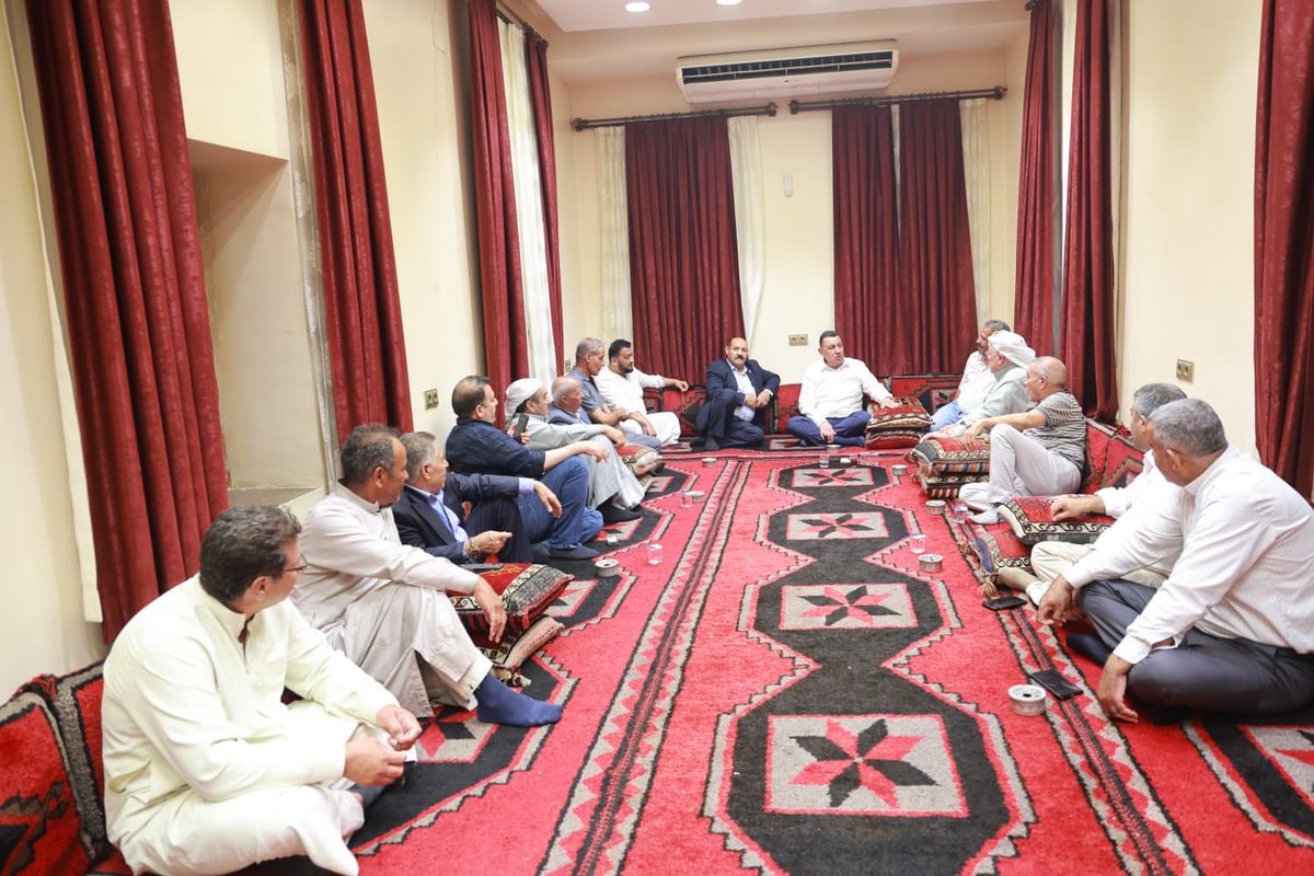 SinanSeker7's tweet photo. Şanlıurfa MHP’ye açıkça ikazımızdır.

Milliyetçi Hareket Partisi’nin Şanlıurfa’daki yeni il ve ilçe teşkilat atamaları tamamlanmış bulunmaktadır. Teşkilat yapısındaki bu yenilenme sürecine dair, sahayı ve teşkilatın ruhunu bilen bir gözle görüşlerimizi paylaşma ihtiyacı doğmuştur.

Şanlıurfa’da Milliyetçi Hareket Partisi denildiğinde akla gelen ilk isimlerden biri şüphesiz **İbrahim Özyavuz**’dur. Özyavuz, yıllardır bu kutlu davanın hem maddi hem de manevi yükünü sırtında taşımış; sadece merkezde değil, Harran’dan en ücra köşeye kadar teşkilatın her kademesinde emeği ve karşılığı olan bir dava adamıdır.

Her seçim döneminde, partimizin Şanlıurfa’daki oy potansiyelini iki milletvekili çıkaracak seviyelere taşıyan bir ismin, teşkilat süreçlerinde yok sayılması veya göz ardı edilmesi, siyasi akılla bağdaşmayan bir tasarruftur.

Buradan açık bir çağrıda bulunuyoruz: **Şanlıurfa teşkilatlarında sahayı okumaktan uzak, emeği yok sayan bir yaklaşım, Milliyetçi Hareket Partisi için sandıkta hüsranla sonuçlanacaktır.**
Şanlıurfa gibi dinamikleri farklı olan bir şehirde, tabanın sesini kısmak, partimizin buradaki geleceğine yönelik yapılabilecek en büyük hatadır. İbrahim Özyavuz gibi kitleleri peşinden sürükleyen bir ismi dışarıda bırakmak veya etkisizleştirmek, Şanlıurfa’da Milliyetçi Hareket Partisi için siyasi bir intihardır.

Genel merkezimizin ve yerel teşkilatlarımızın, yapılan bu atamaların sahada nasıl bir karşılık bulacağını ve doğuracağı sonuçları sağduyuyla tekrar gözden geçirmesini temenni ediyoruz. Unutulmamalıdır ki; teşkilatlar, emek verenlerin omuzlarında yükselir.

Kamuoyuna saygıyla duyurulur.

@iozyavuz1963 @mahmutozyavuz @MHP_Bilgi @dbdevletbahceli