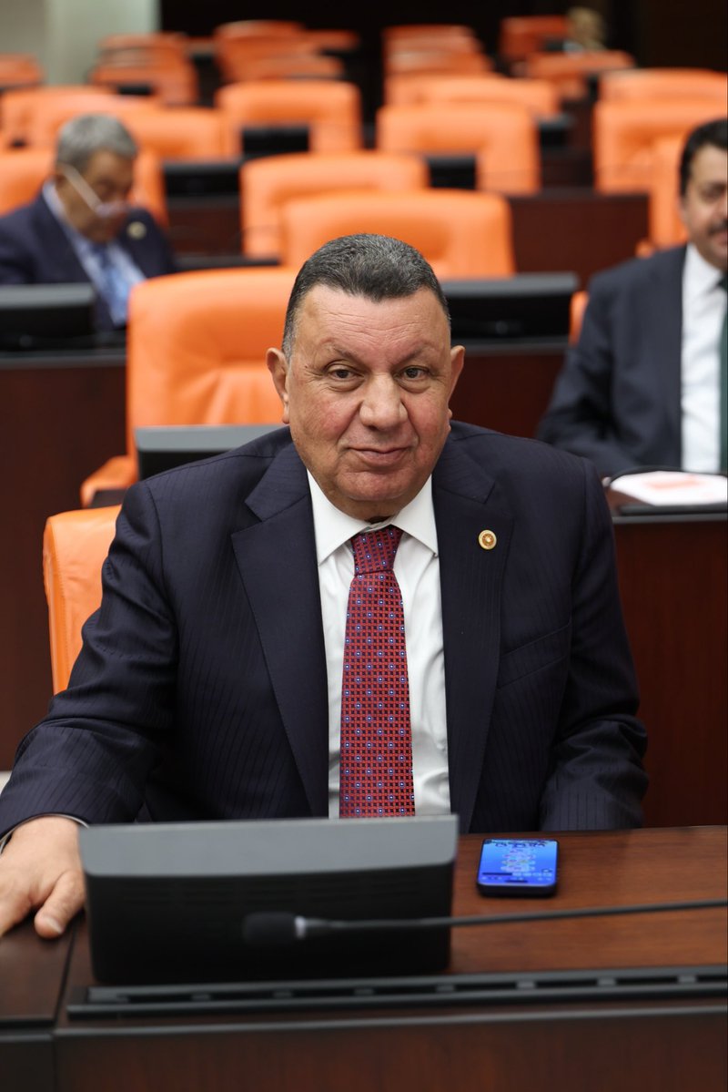 SinanSeker7's tweet photo. Şanlıurfa MHP’ye açıkça ikazımızdır.

Milliyetçi Hareket Partisi’nin Şanlıurfa’daki yeni il ve ilçe teşkilat atamaları tamamlanmış bulunmaktadır. Teşkilat yapısındaki bu yenilenme sürecine dair, sahayı ve teşkilatın ruhunu bilen bir gözle görüşlerimizi paylaşma ihtiyacı doğmuştur.

Şanlıurfa’da Milliyetçi Hareket Partisi denildiğinde akla gelen ilk isimlerden biri şüphesiz **İbrahim Özyavuz**’dur. Özyavuz, yıllardır bu kutlu davanın hem maddi hem de manevi yükünü sırtında taşımış; sadece merkezde değil, Harran’dan en ücra köşeye kadar teşkilatın her kademesinde emeği ve karşılığı olan bir dava adamıdır.

Her seçim döneminde, partimizin Şanlıurfa’daki oy potansiyelini iki milletvekili çıkaracak seviyelere taşıyan bir ismin, teşkilat süreçlerinde yok sayılması veya göz ardı edilmesi, siyasi akılla bağdaşmayan bir tasarruftur.

Buradan açık bir çağrıda bulunuyoruz: **Şanlıurfa teşkilatlarında sahayı okumaktan uzak, emeği yok sayan bir yaklaşım, Milliyetçi Hareket Partisi için sandıkta hüsranla sonuçlanacaktır.**
Şanlıurfa gibi dinamikleri farklı olan bir şehirde, tabanın sesini kısmak, partimizin buradaki geleceğine yönelik yapılabilecek en büyük hatadır. İbrahim Özyavuz gibi kitleleri peşinden sürükleyen bir ismi dışarıda bırakmak veya etkisizleştirmek, Şanlıurfa’da Milliyetçi Hareket Partisi için siyasi bir intihardır.

Genel merkezimizin ve yerel teşkilatlarımızın, yapılan bu atamaların sahada nasıl bir karşılık bulacağını ve doğuracağı sonuçları sağduyuyla tekrar gözden geçirmesini temenni ediyoruz. Unutulmamalıdır ki; teşkilatlar, emek verenlerin omuzlarında yükselir.

Kamuoyuna saygıyla duyurulur.

@iozyavuz1963 @mahmutozyavuz @MHP_Bilgi @dbdevletbahceli