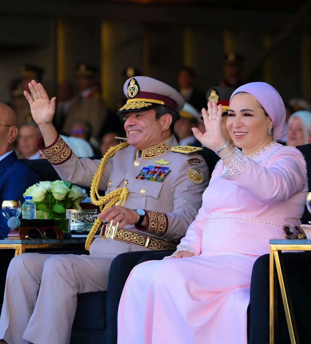 Matouk93's tweet photo. علاقة المصريين بالمرأه على مر العصور علاقه تقديس وفخر واعتزاز  فهى الأم والزوجة والأخت والأبنة . وهي ازيس وحتشبسوت وإياح حتب  .
أما محاولات تشويهها والتقليل من شأنها او الاحساس بالعار منها واخفائها تحت سواد النقاب فهى ثقافه دخيله منشؤها البداوة والتعصب والتخلف والتدين الزائف . https://t.co/nlyUNpSnyR