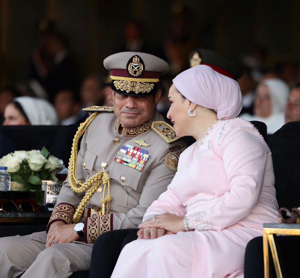Matouk93's tweet photo. علاقة المصريين بالمرأه على مر العصور علاقه تقديس وفخر واعتزاز  فهى الأم والزوجة والأخت والأبنة . وهي ازيس وحتشبسوت وإياح حتب  .
أما محاولات تشويهها والتقليل من شأنها او الاحساس بالعار منها واخفائها تحت سواد النقاب فهى ثقافه دخيله منشؤها البداوة والتعصب والتخلف والتدين الزائف . https://t.co/nlyUNpSnyR