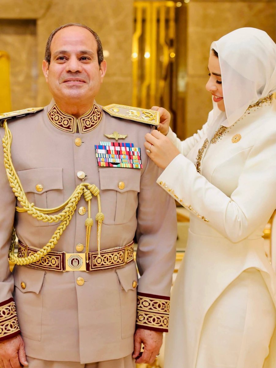 Matouk93's tweet photo. علاقة المصريين بالمرأه على مر العصور علاقه تقديس وفخر واعتزاز  فهى الأم والزوجة والأخت والأبنة . وهي ازيس وحتشبسوت وإياح حتب  .
أما محاولات تشويهها والتقليل من شأنها او الاحساس بالعار منها واخفائها تحت سواد النقاب فهى ثقافه دخيله منشؤها البداوة والتعصب والتخلف والتدين الزائف . https://t.co/nlyUNpSnyR