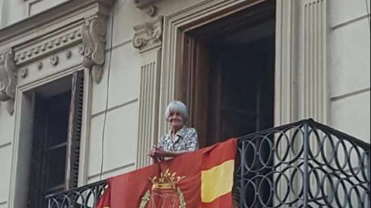 ARRAIGO_es's tweet photo. #HilosArraigo #ramiroarraigo
Nacida en 1929, Silvita creció en la histórica Casa Baleztena, símbolo del carlismo navarro desde el siglo XIX. Allí aprendió una forma de entender la vida resumida en tres palabras: Dios, Patria y Rey. Mientras todo cambiaba a su alrededor, ella permaneció fiel a aquellas raíces.

Durante décadas sufrió amenazas, pintadas, ataques y el señalamiento del entorno de ETA. En Leiza quemaron sus banderas, apedrearon su casa y llegaron a colocar dianas sobre su familia. Aun así, cada San Fermín volvía a salir al balcón con la bandera de España. Nunca dejó que el miedo decidiera por ella.

En 2017, con 88 años, mientras una ikurriña ondeaba en el Ayuntamiento de Pamplona, Silvita abrió el balcón de la Casa Baleztena y agitó lentamente una bandera española. Miles de personas vieron aquel gesto. No era un desafío improvisado: era toda una vida de coherencia resumida en unos minutos.
Silvita Baleztena pertenece a esa generación que entendía que la fidelidad vale más que la comodidad.
Presente.