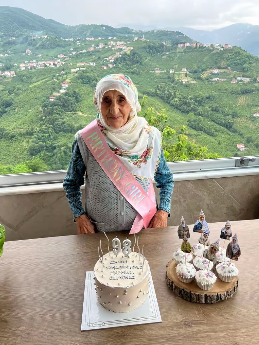 raportory's tweet photo. Bir kadın, 98 yaşındaki babaannesinin ilk defa doğum gününü kutladığı anları paylaştı. https://t.co/Xv1rZH1yXU