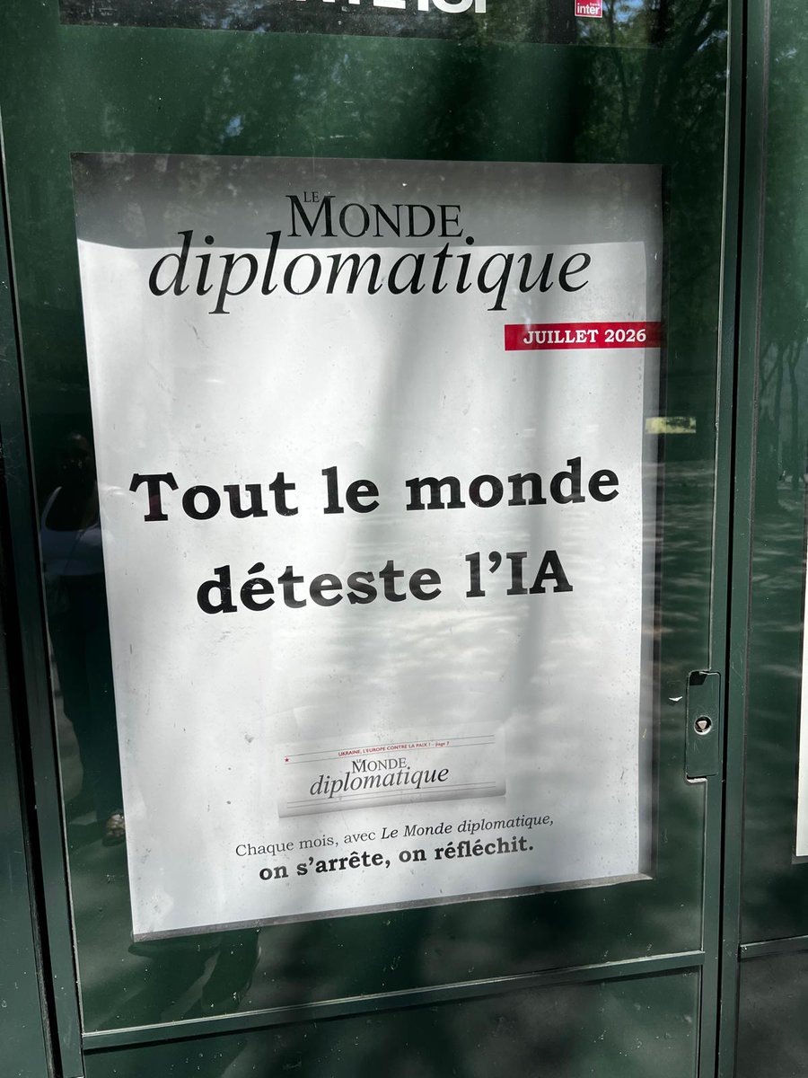 rasologg's tweet photo. Vu à Paris ce weekend. La 1 du Monde diplo de juillet : « Tout le monde déteste l'IA ».
L'IA a déjà connu 2 hivers. Pas à cause des critiques, à cause des promesses non tenues.
Ignorer les inquiétudes (emploi, environnement,...) ne les fera pas disparaître, ça prépare le 3e hiver https://t.co/sCMWGR6GQb