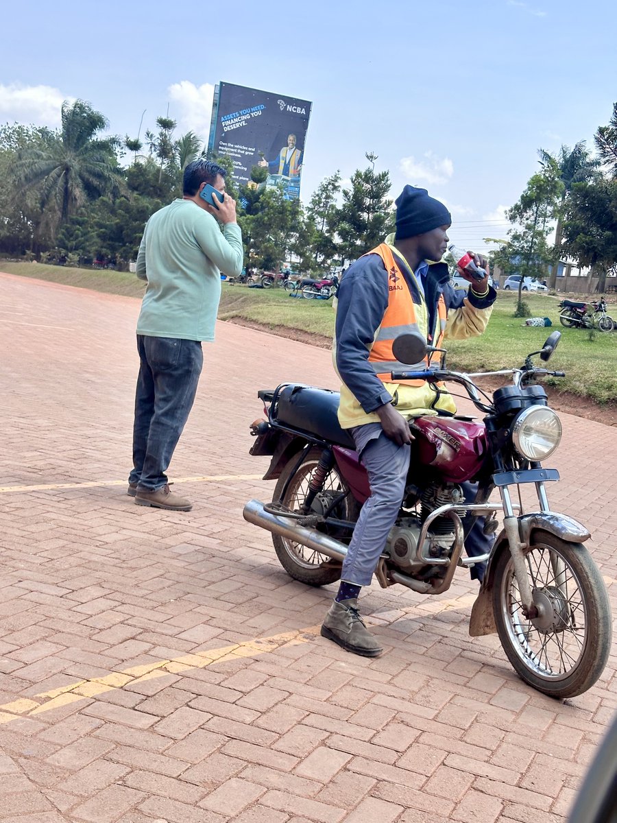 najunaezra44's tweet photo. I am here parked at some supermarket in namanve then there came a boda carrying an Indian. So the Indian guy moved to the supermarket &amp; bought himself a cold drink but what touched me is that he didn’t forget his boda guy &amp; bought him a cold soda too &amp; told him to drink first🥹🫂 https://t.co/6GUe5CoQV0