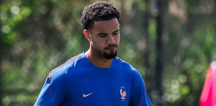 Paristeamfr's tweet photo. 🚨🔵⚪ Une réflexion est actuellement menée par le staff de l’équipe de France. Sous la menace d’une suspension en cas de carton jaune, Manu Koné pourrait être préservé face au Maroc.

Warren Zaïre-Emery tient ainsi une véritable opportunité de disputer ses premières minutes dans cette Coupe du monde. Son impact dans l’entrejeu, où une grosse bataille est attendue, pourrait peser dans la décision de Didier Deschamps. (beIN SPORTS) #TeamPSG