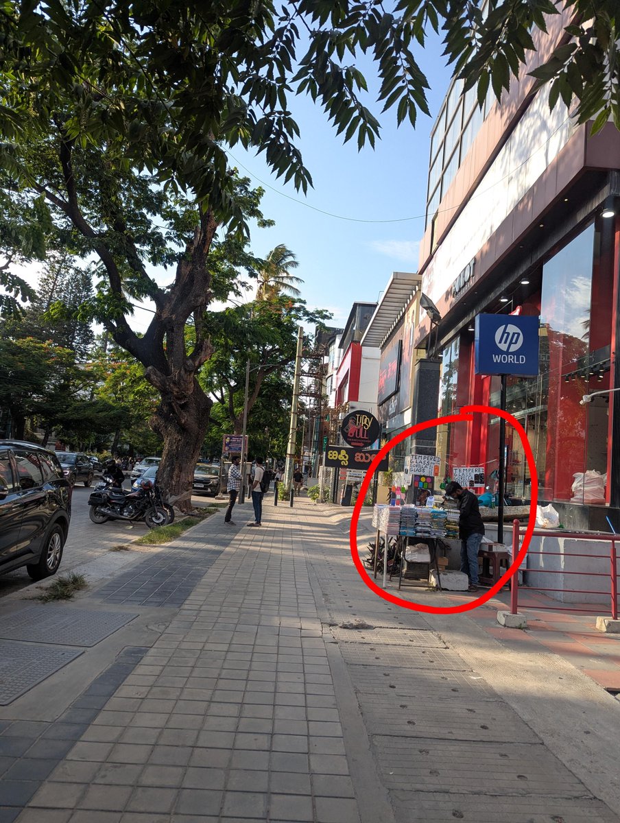 DocRGM_'s tweet photo. Hawkers are back in Indiranagar

@GBA_office @krishnabgowda https://t.co/vCbNtxb84A