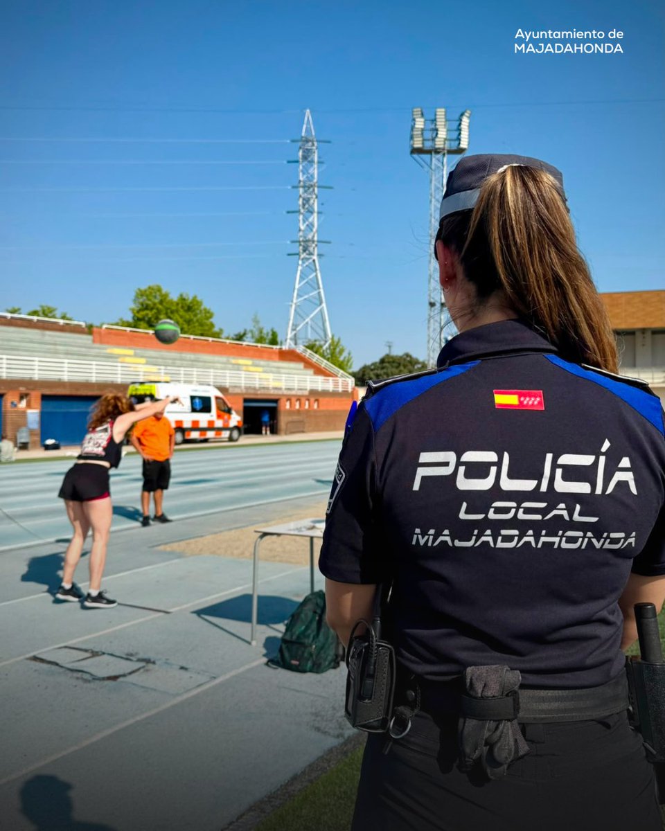 MajadahondaAyto's tweet photo. 👮‍♀️👮Continúa el proceso selectivo de los futuros nuevos 8 policías locales de #Majadahonda con la celebración de las pruebas físicas.

🔹Los 8 nuevos agentes se incorporarán tras el reciente proceso que amplió la plantilla con 20 nuevos policías.

https://t.co/CfD2sTZcfi https://t.co/QebFP3C8IY
