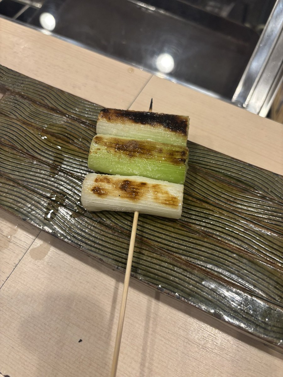 otsu0526's tweet photo. カウンターで一本ずつ焼いてくれる焼き鳥屋さん🐓 https://t.co/Bjq3EKvXmo