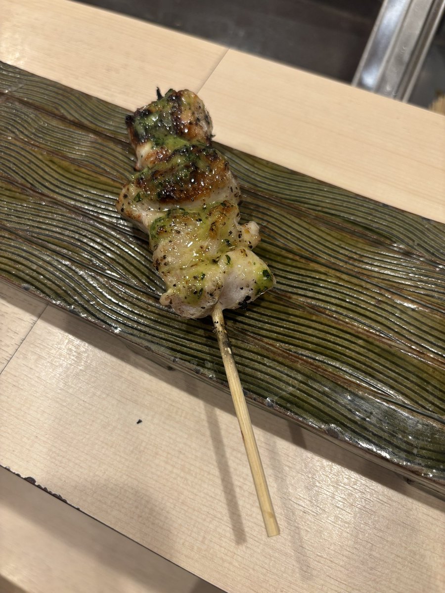 otsu0526's tweet photo. カウンターで一本ずつ焼いてくれる焼き鳥屋さん🐓 https://t.co/Bjq3EKvXmo