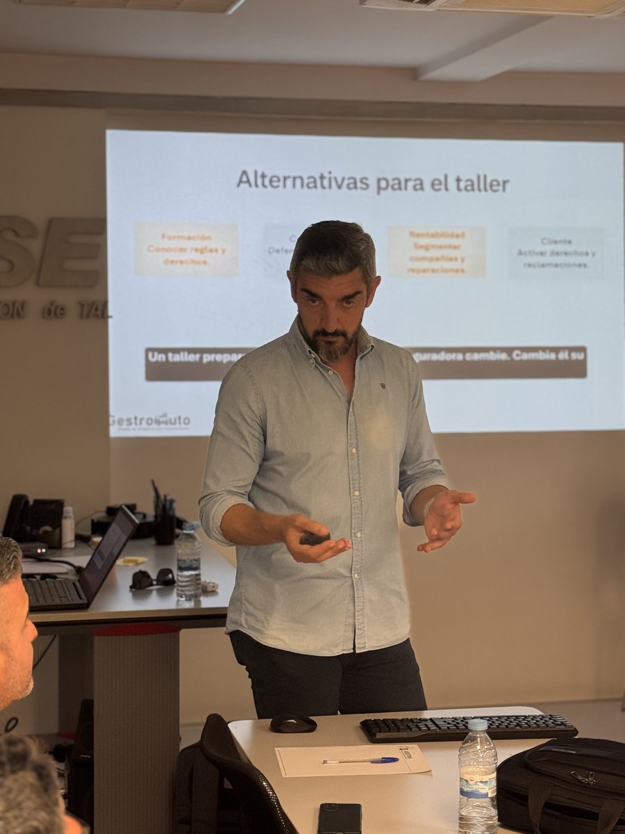 AsetraMadrid's tweet photo. 💰👨‍🔧🚘¡La gestión rentable de reparar siniestros de carrocería!  
🎙️De la mano de Antonio Jesus Escribano Muñoz, de GESTROAUTO MOVILIDAD, en el aula de formacion de ASETRA, Asociación de Talleres de Madrid 📸👇 https://t.co/FWxnheWjqc
