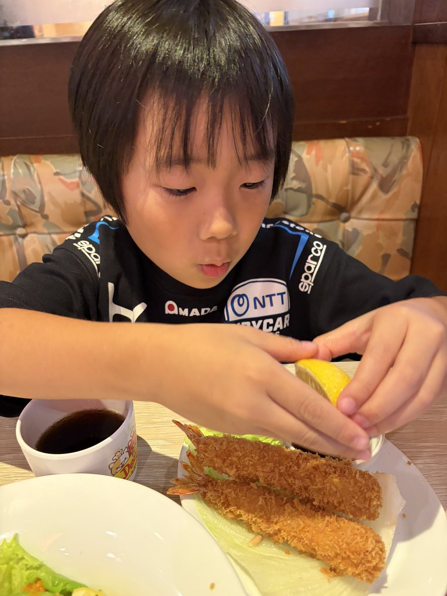 macobanana's tweet photo. ママと2人生活！
ご飯作りたくないから外食行こ！てことで🥰
パパは仕事、弟はじいじとイチャイチャしてるらしい。笑 https://t.co/E100MtQKvO