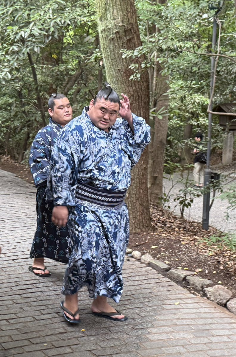 xstakl's tweet photo. 熱田神宮　奉納土俵入りを終えて帰られるときの様子
豊昇龍関の露払い担当宇良関　太刀持ち担当の平戸海席
大の里関の露払い担当高安関　太刀持ち担当の隆の勝関
暑い中お疲れ様でした…
高安関の鞄🧳素敵ですねー😊 https://t.co/OaXi0ZuUtw