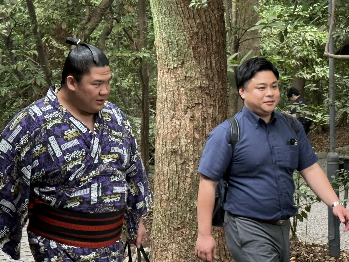 xstakl's tweet photo. 熱田神宮　奉納土俵入りを終えて帰られるときの様子
豊昇龍関の露払い担当宇良関　太刀持ち担当の平戸海席
大の里関の露払い担当高安関　太刀持ち担当の隆の勝関
暑い中お疲れ様でした…
高安関の鞄🧳素敵ですねー😊 https://t.co/OaXi0ZuUtw