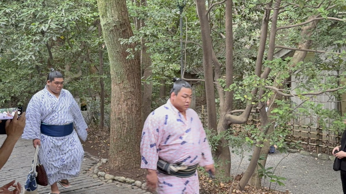 xstakl's tweet photo. 熱田神宮　奉納土俵入りを終えて帰られるときの様子
豊昇龍関の露払い担当宇良関　太刀持ち担当の平戸海席
大の里関の露払い担当高安関　太刀持ち担当の隆の勝関
暑い中お疲れ様でした…
高安関の鞄🧳素敵ですねー😊 https://t.co/OaXi0ZuUtw
